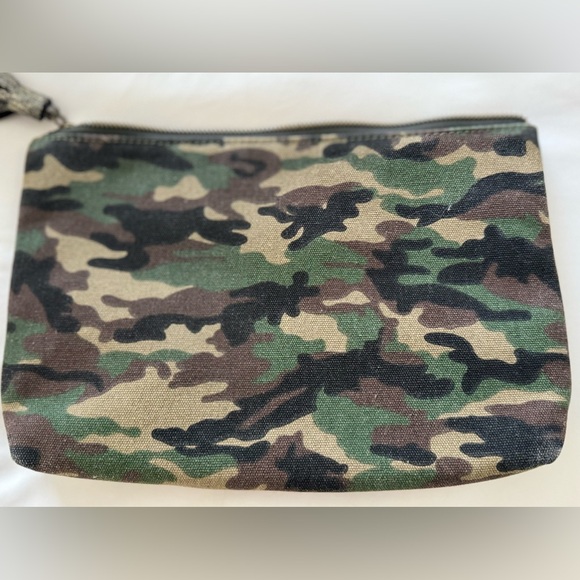 AHDORNED Camo Canvas Skull & Crossbones Canvas Clutch Purse with Metallic Tassel - Picture 4 of 8
